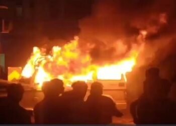 गोपालगंज में बेकाबू भीड़ ने पुलिस की गाड़ी को फूंका, इस बात से नाराज थे लोग