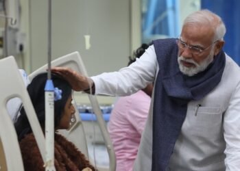दिल्ली ब्लास्ट के घायलों से मिले PM मोदी, भूटान से लौटते ही एयरपोर्ट से सीधे पहुंचे LNJP हॉस्पिटल