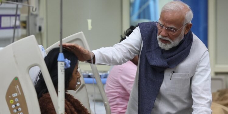 दिल्ली ब्लास्ट के घायलों से मिले PM मोदी, भूटान से लौटते ही एयरपोर्ट से सीधे पहुंचे LNJP हॉस्पिटल