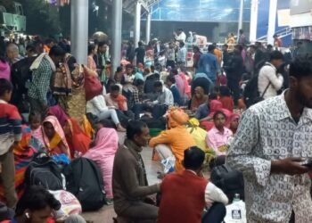 चुनाव खत्म, पलायन शुरू! समस्तीपुर स्टेशन पर उमड़ा जनसैलाब, वोट डालकर लौटने लगे प्रवासी मजदूर