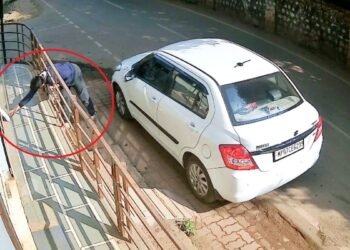 कार से आया और वकील के दफ्तर से चुरा ले गया एक अखबार! MP में ‘छोटी चोरी’ पर हंगामा, CCTV फुटेज के बाद युवक ने मांगी माफी