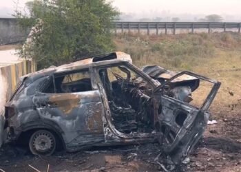 डिवाइडर से टकराकर धधक उठी कार, जिंदा जल गया ड्राइवर, पुलिस को मिली बस हड्डियां और राख