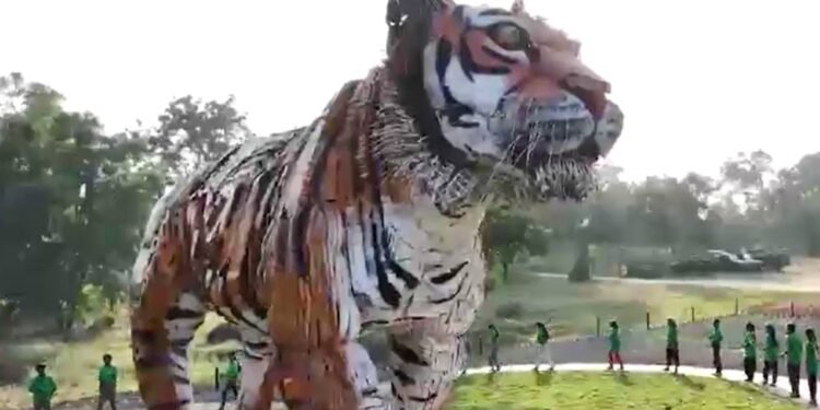 10 टन कबाड़ से बनाया टाइगर का स्टैच्यू, अमेरिका में बने रिकॉर्ड को तोड़ा