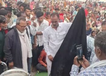 कंबल ओढ़ाते ही बीमारी ठीक करने का दावा… छिंदवाड़ा में लगा बाबा का शिविर, मरीज के परिजनों ने कही ये बात