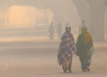 दिल्ली-NCR में सांस लेना हुआ ‘खतरनाक’… नोएडा-गाजियाबाद में हाइब्रिड मोड में चलेंगे स्कूल, निर्माण कार्यों पर रोक