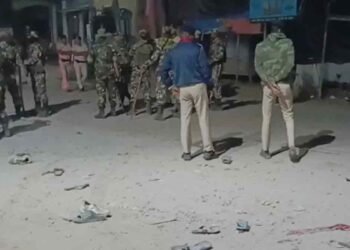 कैमूर में काउंटिंग सेंटर के बाहर बवाल, भीड़ ने तीन पुलिसवालों के सिर फोड़े, चुनाव अधिकारी की स्कॉर्पियो फूंकी