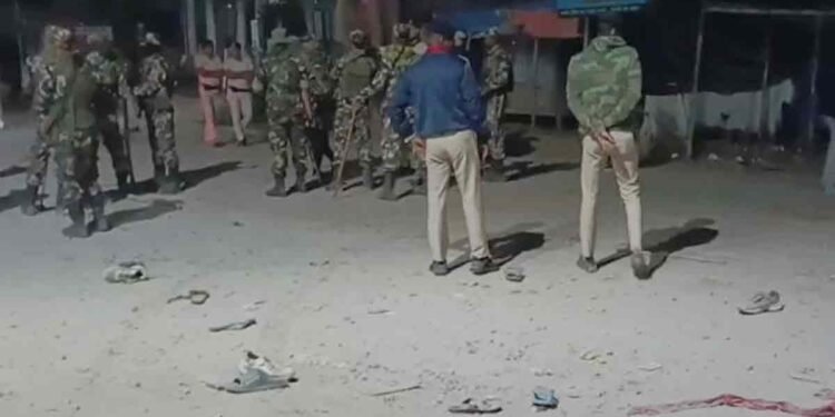 कैमूर में काउंटिंग सेंटर के बाहर बवाल, भीड़ ने तीन पुलिसवालों के सिर फोड़े, चुनाव अधिकारी की स्कॉर्पियो फूंकी