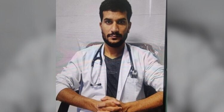 Delhi Blast: डॉक्टर वाला सफेद कोट, गले में आला… दिल्ली के लाल किले ब्लास्ट के आरोपी उमर की नई तस्वीर