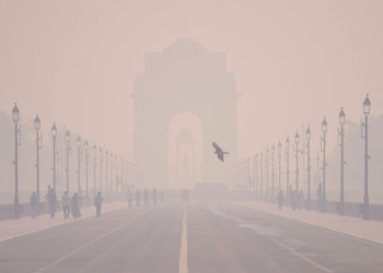 दिल्ली-एनसीआर में घना स्मॉग, इंडिया गेट हुआ ओझल… कई इलाकों में AQI 350 पार
