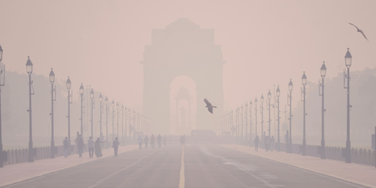 दिल्ली-एनसीआर में घना स्मॉग, इंडिया गेट हुआ ओझल… कई इलाकों में AQI 350 पार