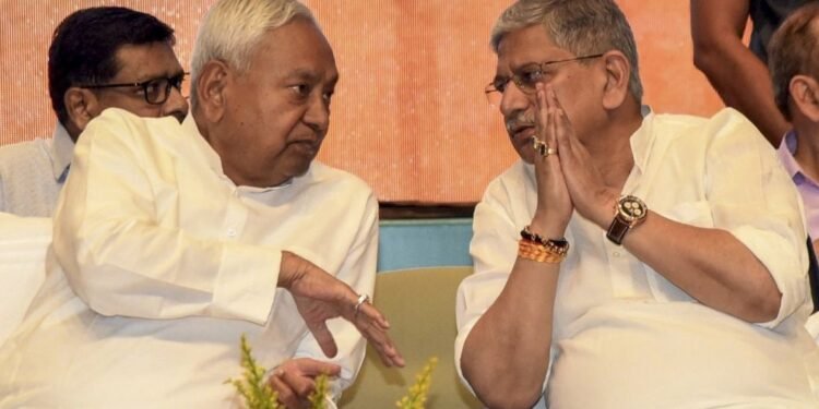 नीतीश अगले हफ्ते देंगे इस्तीफा, नई सरकार बनाने की तैयारी शुरू, ललन सिंह-संजय झा दिल्ली पहुंचे