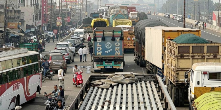 भोपाल के पास 10 किमी लंबा महाजाम, 6 साल की मासूम से दरिंदगी के आरोपी सलमान की गिरफ्तारी न होने पर जनता का गुस्सा फूटा