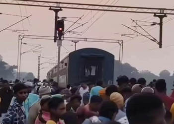 बिहार-बेंगलुरु एक्सप्रेस स्पेशल ट्रेन दो हिस्सों में बंटी, इंजन अलग होकर कई किलोमीटर चला, यात्रियों में दहशत फैल गई