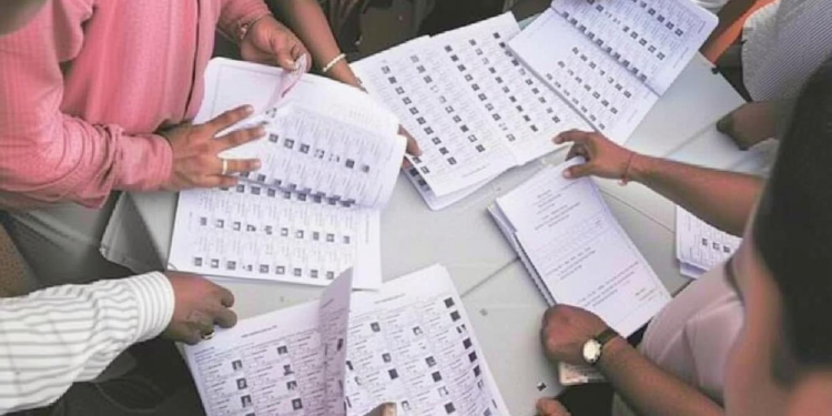 मध्य प्रदेश: दतिया में BJP-RSS से जुड़े लोगों को बनाया गया SIR असिस्टेंट, कलेक्टर ने स्वीकार की गलती