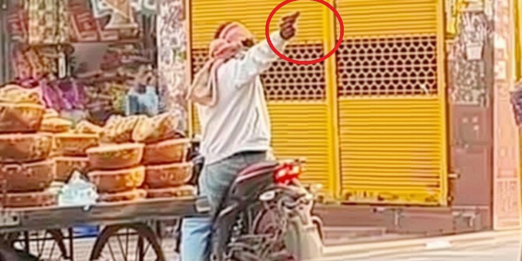 ग्वालियर में खाकी का खौफ खत्म: बदमाशों ने बाजार में फायरिंग कर दहशत फैलाई, कारोबारी भयभीत-देखें वायरल वीडियो