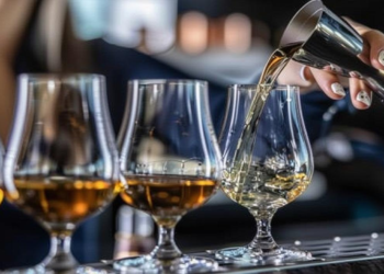 तस्करों पर बड़ा एक्शन: 15 हजार से अधिक नकली विदेशी शराब की बोतलें जब्त, 8 गिरफ्तारियां