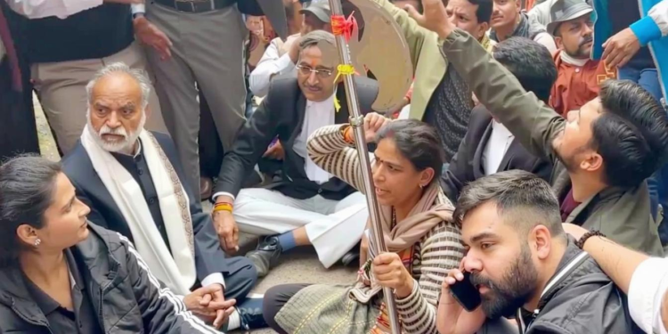 IAS संतोष वर्मा विवाद: ब्राह्मण समाज का विरोध और GAD का कारण बताओ नोटिस जारी