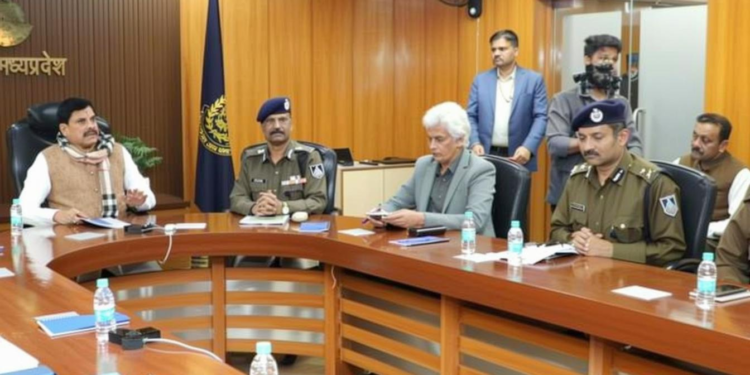 सीएम मोहन यादव का सख्त कदम: देर रात पुलिस हेडक्वार्टर पहुंचकर अफसरों को लगाई फटकार, रायसेन SP हटाकर 2 थाना प्रभारी लाइन अटैच