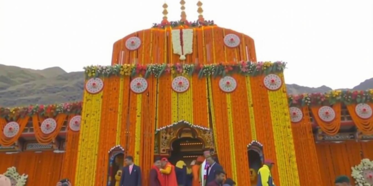 बद्रीनाथ मंदिर को 12 क्विंटल फूलों से सजाया, धाम के कपाट कल बंद होंगे, चारधाम यात्रा का समापन