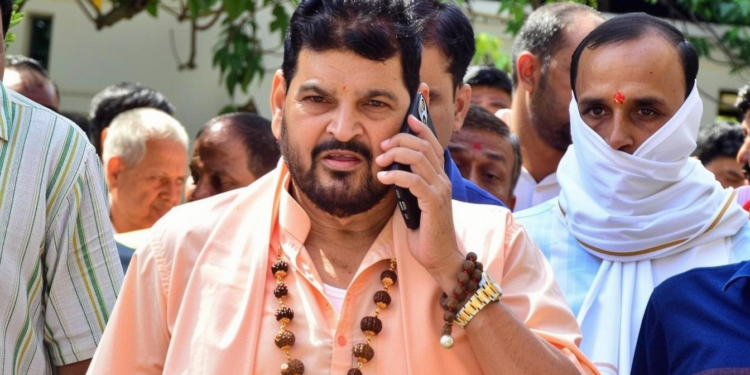 सपा नेता की धमकी: दबदबा वाले बाहुबली बृजभूषण सिंह को चुनौती, जानिए पूरी खबर