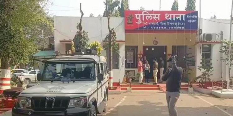 अवैध गतिविधियों और पुलिस रेड: युवक-युवतियों की मौजूदगी पर मकान मालिक पर कार्रवाई