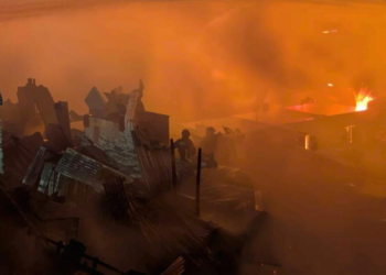 बांग्लादेश की कोरैल स्लम में भीषण आग, हज़ारों घर जलकर खाक, राहत और बचाव कार्य जारी