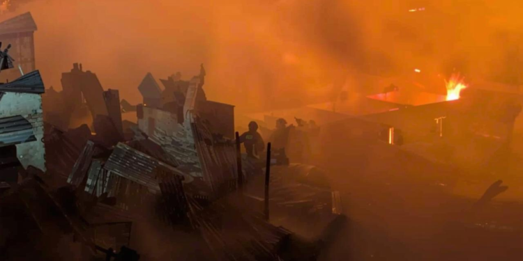 बांग्लादेश की कोरैल स्लम में भीषण आग, हज़ारों घर जलकर खाक, राहत और बचाव कार्य जारी