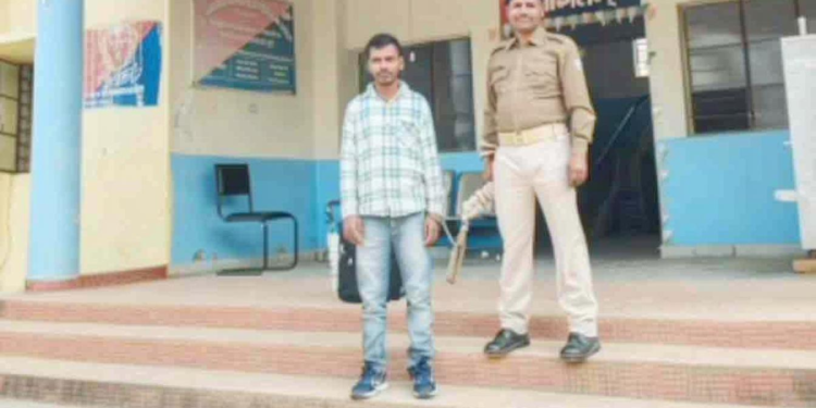 झारखंड में दामाद का सास पर जानलेवा हमला, इश्तिहार चिपकाने के बाद पुलिस ने किया गिरफ्तार