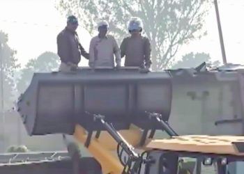 उत्तराखंड में बुलडोजर एक्शन का हंगामा: बुजुर्ग को JCB से उतारा, 111 अवैध घरों पर कार्रवाई