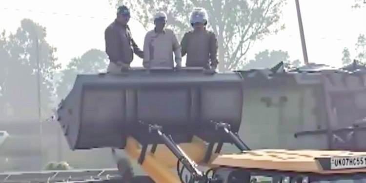 उत्तराखंड में बुलडोजर एक्शन का हंगामा: बुजुर्ग को JCB से उतारा, 111 अवैध घरों पर कार्रवाई