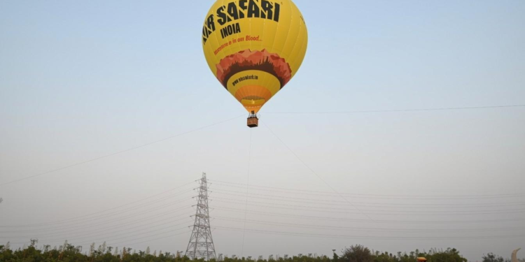 दिल्ली में पहली बार हॉट एयर बैलून राइड्स शुरू, जानिए कहां और कैसे करें रोमांच का अनुभव
