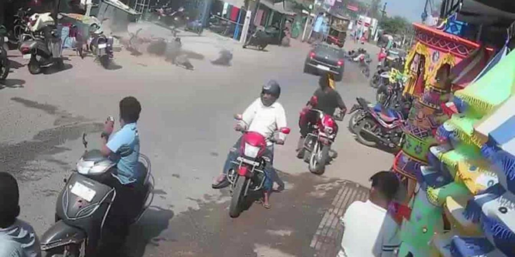 पुरी में तेज रफ्तार कार ने कई लोगों को रौंदा, CCTV में कैद भयावह दुर्घटना – ओडिशा समाचार