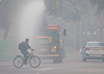 दिल्ली की हवा बहुत खराब: 90% नमी से प्रदूषण और धुंध की समस्या बढ़ी