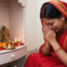 आध्यात्मिक उपचार: ईश्वर से जुड़ाव या मन की शुद्धि? पूजा के दौरान रोने के कारण जानिए