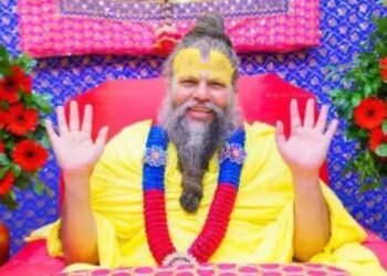 Premanand Ji Maharaj: क्या छोटों से पैर छुआने या प्रणाम करवाने से बड़ों का पुण्य घट जाता है? जानिए प्रेमानंद महाराज ने क्या कहा