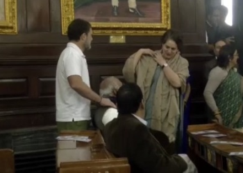 बेंच पर बैठे खड़गे और कंधे दबाने लगे राहुल गांधी… संसद में मुस्कुराते दिखीं प्रियंका और कांग्रेस सांसद