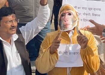 ‘बंदर’ की ड्रेस और हाथ में ‘उस्तरा’… MP विधानसभा में कांग्रेस विधायकों का प्रदर्शन, BJP सरकार को घेरा