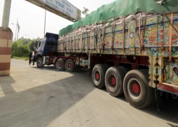 पाकिस्तान-अफगानिस्तान सीमा बंद: हफ्तों से फंसे ट्रक, संतरे का निर्यात ठप्प, छोटे कारोबारियों पर मंडरा रहा खतरा