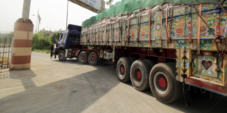 पाकिस्तान-अफगानिस्तान सीमा बंद: हफ्तों से फंसे ट्रक, संतरे का निर्यात ठप्प, छोटे कारोबारियों पर मंडरा रहा खतरा