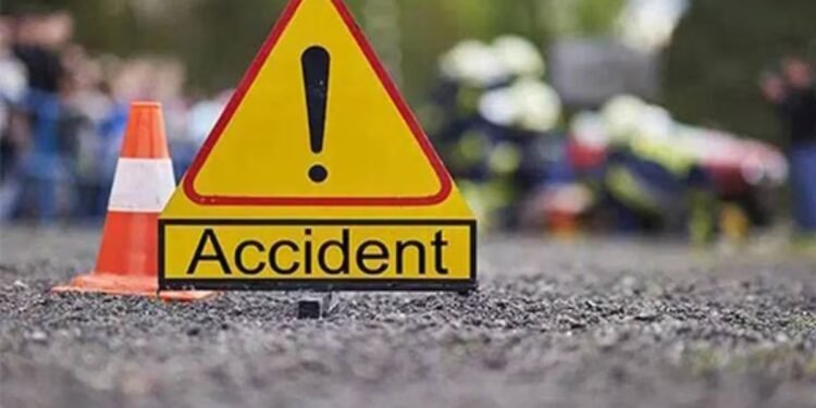रिश्तेदार के अंतिम संस्कार में जा रहा था परिवार… लोहे से भरे ट्रक ने रौंदा, 2 लोगों की मौत, 1 गंभीर घायल