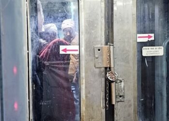 ‘उनसे आंख मिलाने की हिम्मत नहीं हुई…’, AC कोच से दिखा जनरल डिब्बे के मुसाफिरों का ‘कष्ट’, DSP ने लिखी मार्मिक पोस्ट