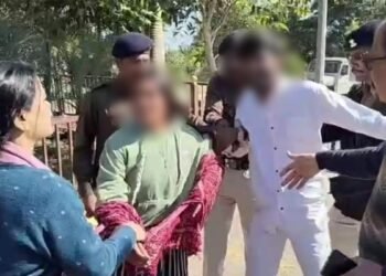 MP: कलेक्ट्रेट में प्रेमी-प्रेमिका ने किया जबरदस्त ड्रामा, कोर्ट ने प्रेमिका को नारी निकेतन भेजा, प्रेमी बेहोश होकर अस्पताल पहुंचा, Video