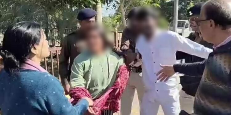 MP: कलेक्ट्रेट में प्रेमी-प्रेमिका ने किया जबरदस्त ड्रामा, कोर्ट ने प्रेमिका को नारी निकेतन भेजा, प्रेमी बेहोश होकर अस्पताल पहुंचा, Video