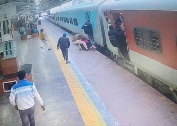 Bihar: ट्रेन में चढ़ने और उतरने के दौरान दो महिला गिरीं, RPF जवानों ने बचाई जान, बहादुरी CCTV में कैद