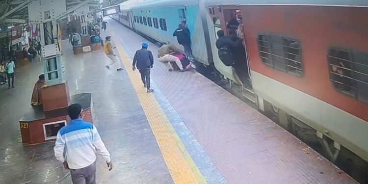 Bihar: ट्रेन में चढ़ने और उतरने के दौरान दो महिला गिरीं, RPF जवानों ने बचाई जान, बहादुरी CCTV में कैद