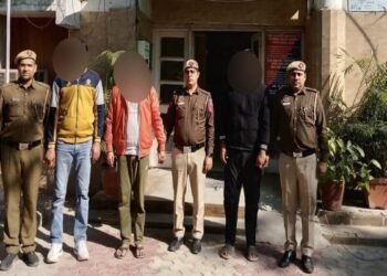 सिर पर बोतल फोड़ी, पैर से दबाया गला, गाड़ी में लाश को लेकर शहर में घूमते रहे लड़के