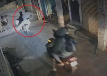दिल्ली में प्रॉपर्टी डीलर पर फायरिंग का Live Video…बाइक से पीछा किया, निकाली बंदूक और मार दी गोली 