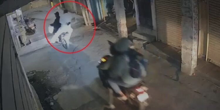 दिल्ली में प्रॉपर्टी डीलर पर फायरिंग का Live Video…बाइक से पीछा किया, निकाली बंदूक और मार दी गोली 