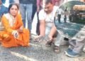 उखड़कर हाथ में आ गई सड़क… महिला विधायक ने जब ठेकेदार को किया कॉल, तो मिला दो टूक जवाब