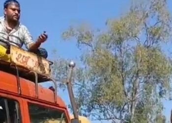 चेकपोस्ट पर कटा ओवरलोडिंग का चालान, ट्रक ड्राइवर ने खुद पर डीजल डालकर की आत्मदाह की कोशिश